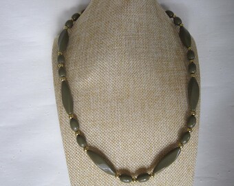 Collier Mi-long Perles Olives Agate Verte Et Billes Métal Doré - Vintage, Occasion
