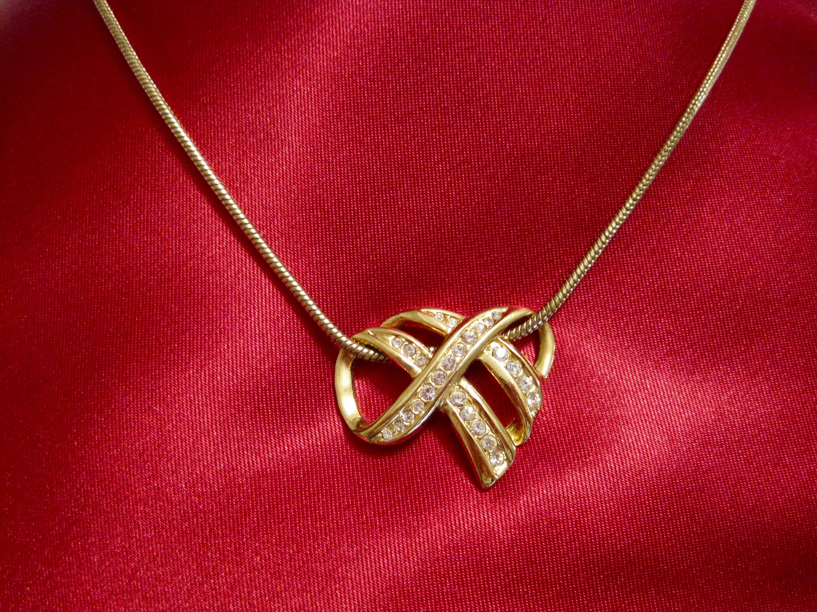 Diamond Ribbon Bow Pendant/Necklace 14k White Gold (0.23ct)