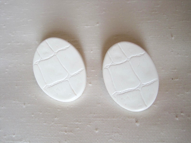 Hardy Plastic Resin with Molded Leather Pattern Retro 80/'s Off White Oval Pierced Earrings Large Post Earrings.