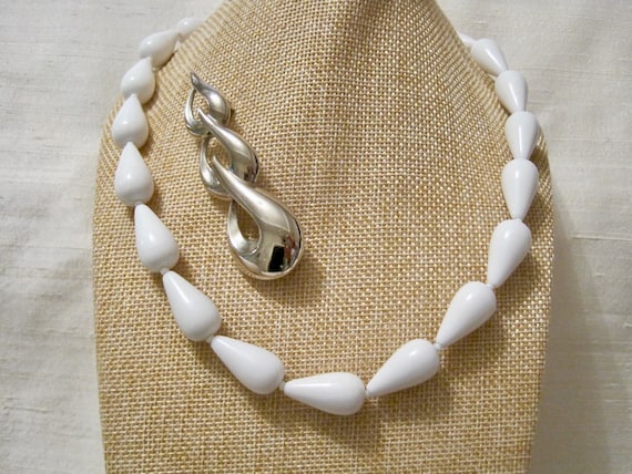White Lucite 20" L Beaded Necklace & Silver Tone … - image 1