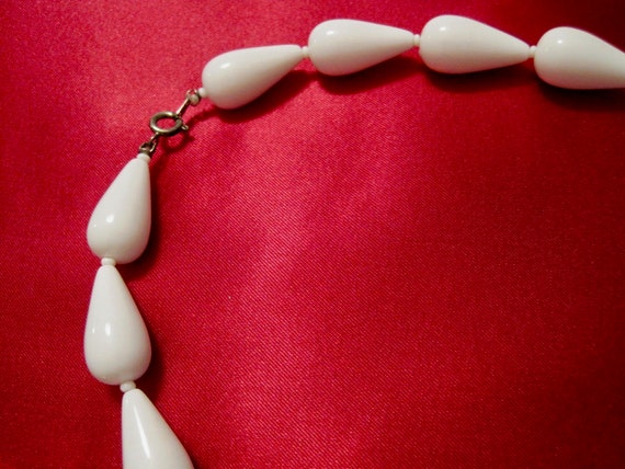 White Lucite 20" L Beaded Necklace & Silver Tone … - image 10