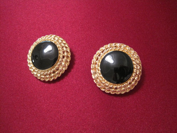 Boucle D'oreille à Clips Vintage Dorée Et émail Noir - Bijou Occasion - Style Rétro Années 50-60