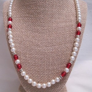 Collar con cuentas de perlas de imitación nacaradas vintage y cuentas de vidrio rojo.