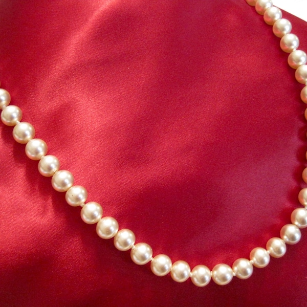 Vintage Classic Pearlescent Ivory Colour Faux Glass Pearl, 25.5' L. Beaded Necklace. Bead Size 10mm