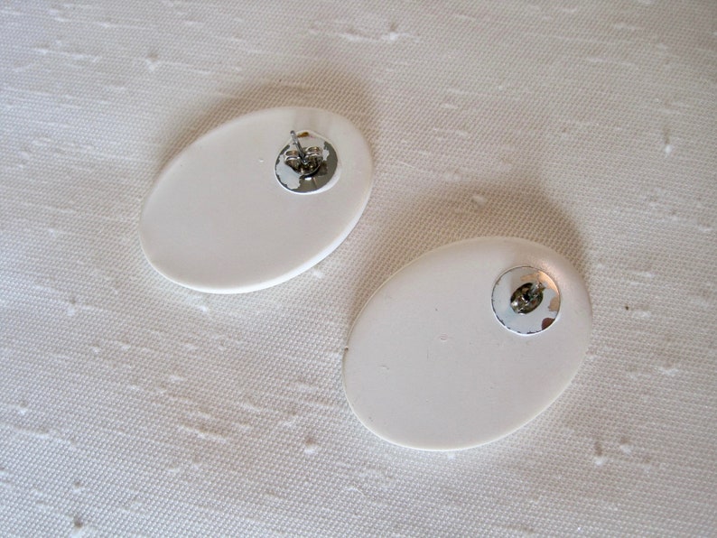 Hardy Plastic Resin with Molded Leather Pattern Retro 80/'s Off White Oval Pierced Earrings Large Post Earrings.