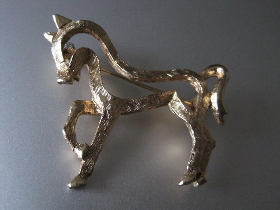 Adorable Little Horse/Pony Brooch. Textured Gold … - image 8