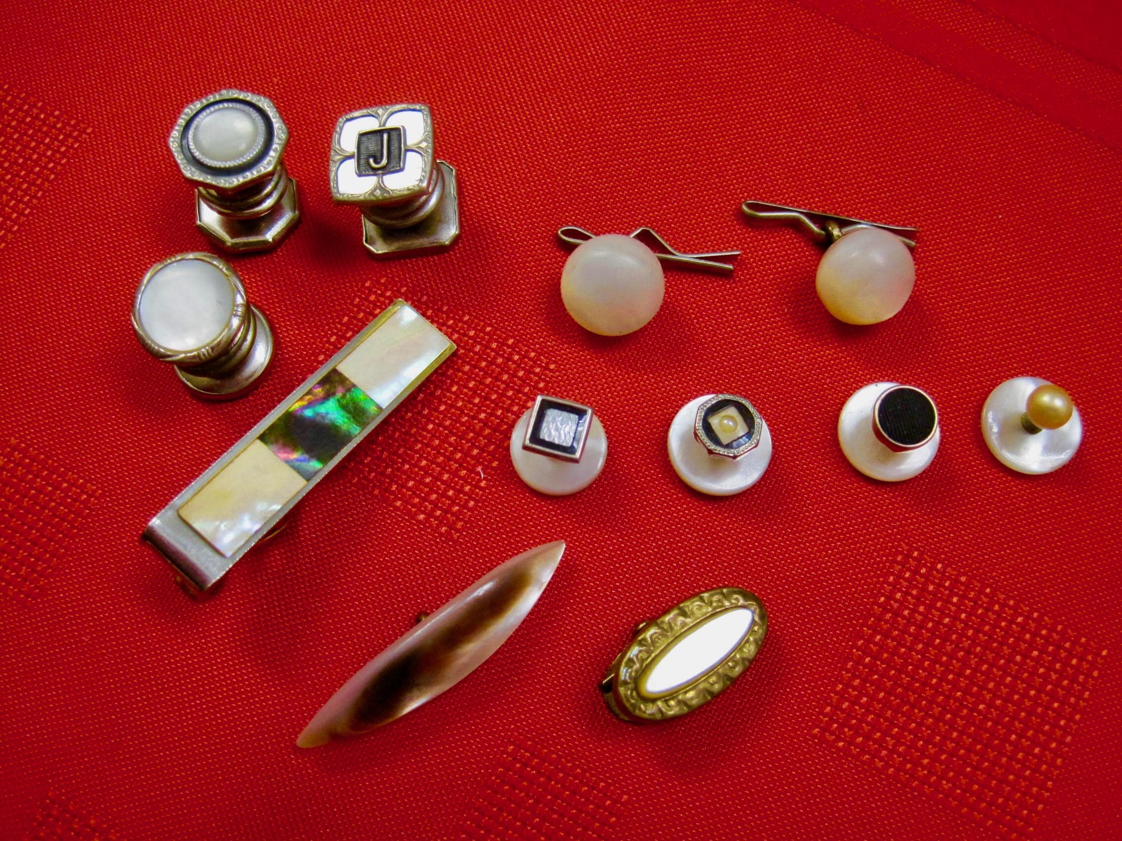 Paire De Boutons De Manchettes Anciens En Nacre à Pince - Bijoux Fantaisie Vintage