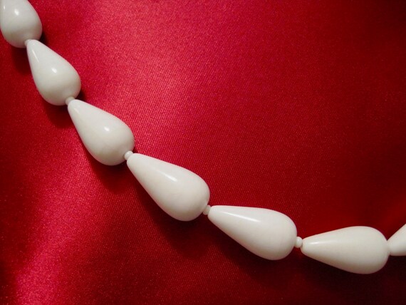 White Lucite 20" L Beaded Necklace & Silver Tone … - image 9