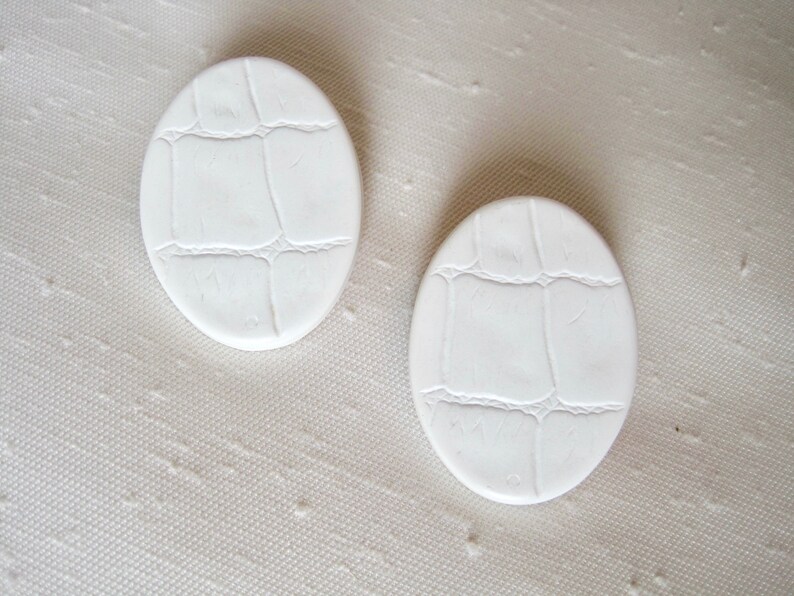 Hardy Plastic Resin with Molded Leather Pattern Retro 80/'s Off White Oval Pierced Earrings Large Post Earrings.