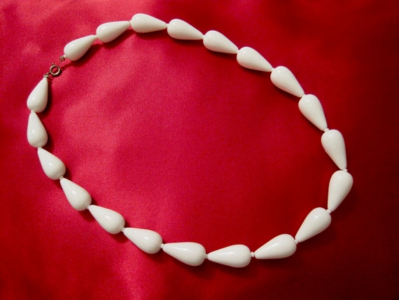 White Lucite 20" L Beaded Necklace & Silver Tone … - image 8