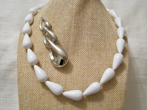White Lucite 20" L Beaded Necklace & Silver Tone … - image 2