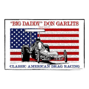 Puede incluir: Una ilustración en blanco y negro de un coche de carreras de aceleración con el texto "BIG DADDY" DON GARLITS "SWAMP RAT XVI" y "CLASSIC AMERICAN DRAG RACING" sobre un fondo de bandera estadounidense roja, blanca y azul.