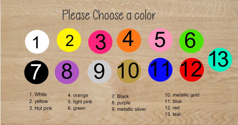 Puede incluir: Una carta de colores con 13 colores diferentes, numerados del 1 al 13. Los colores son blanco, amarillo, rosa intenso, naranja, rosa claro, verde, negro, morado, plata metalizada, oro metalizado, azul, rojo y azul verdoso.