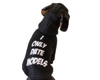 Puede incluir: Sudadera negra para perro con texto blanco que dice "I Only Date Models".