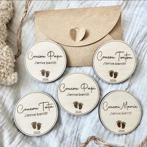 Magnet bois annonce grossesse - Cadeau surprise futurs grands-parents - Message gravé original - Idée reveal bébé avec pochette cadeau -