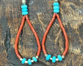 Puede incluir: Pendientes artesanales con diseño de lágrima. Cuentan con cuentas rojas, detalles turquesa y cierres de metal dorado. La sección superior tiene cuentas turquesas, y la inferior tiene una fila de cuentas turquesas. Joyería única.