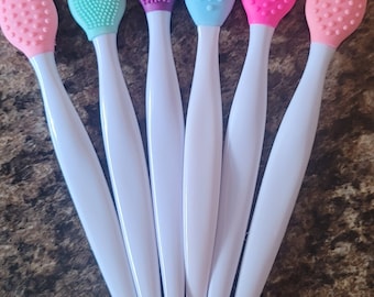 Silicone lip scrubber brush