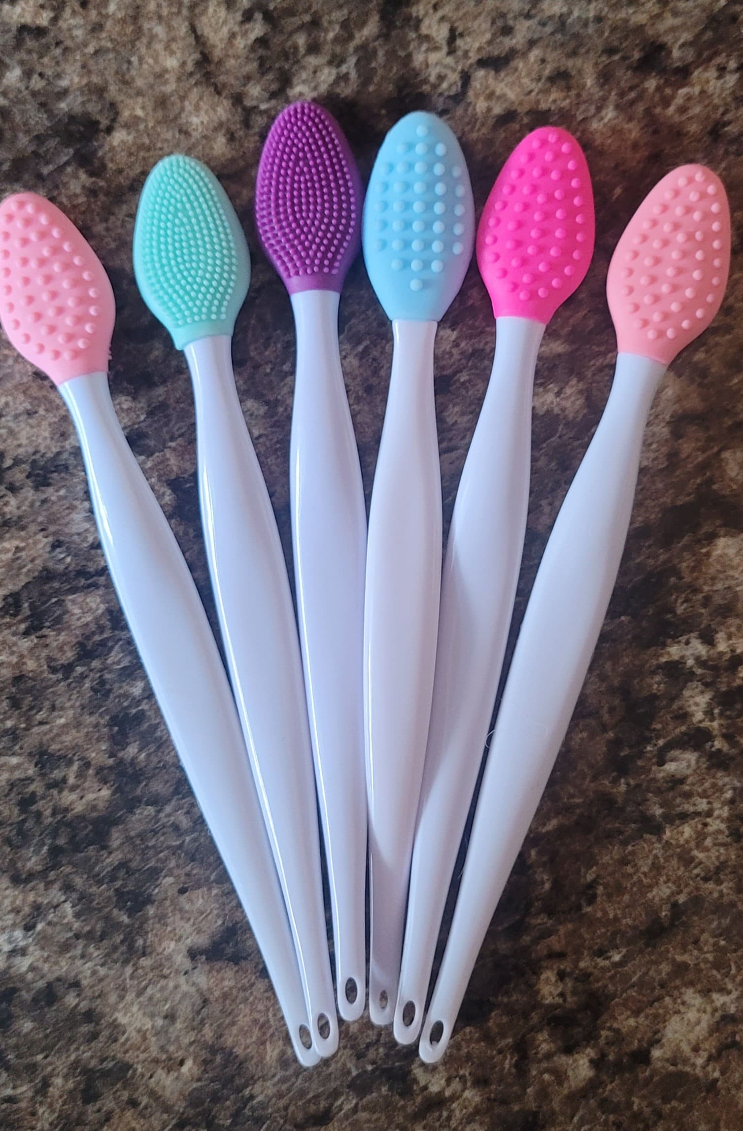 Silicone lip scrubber brush