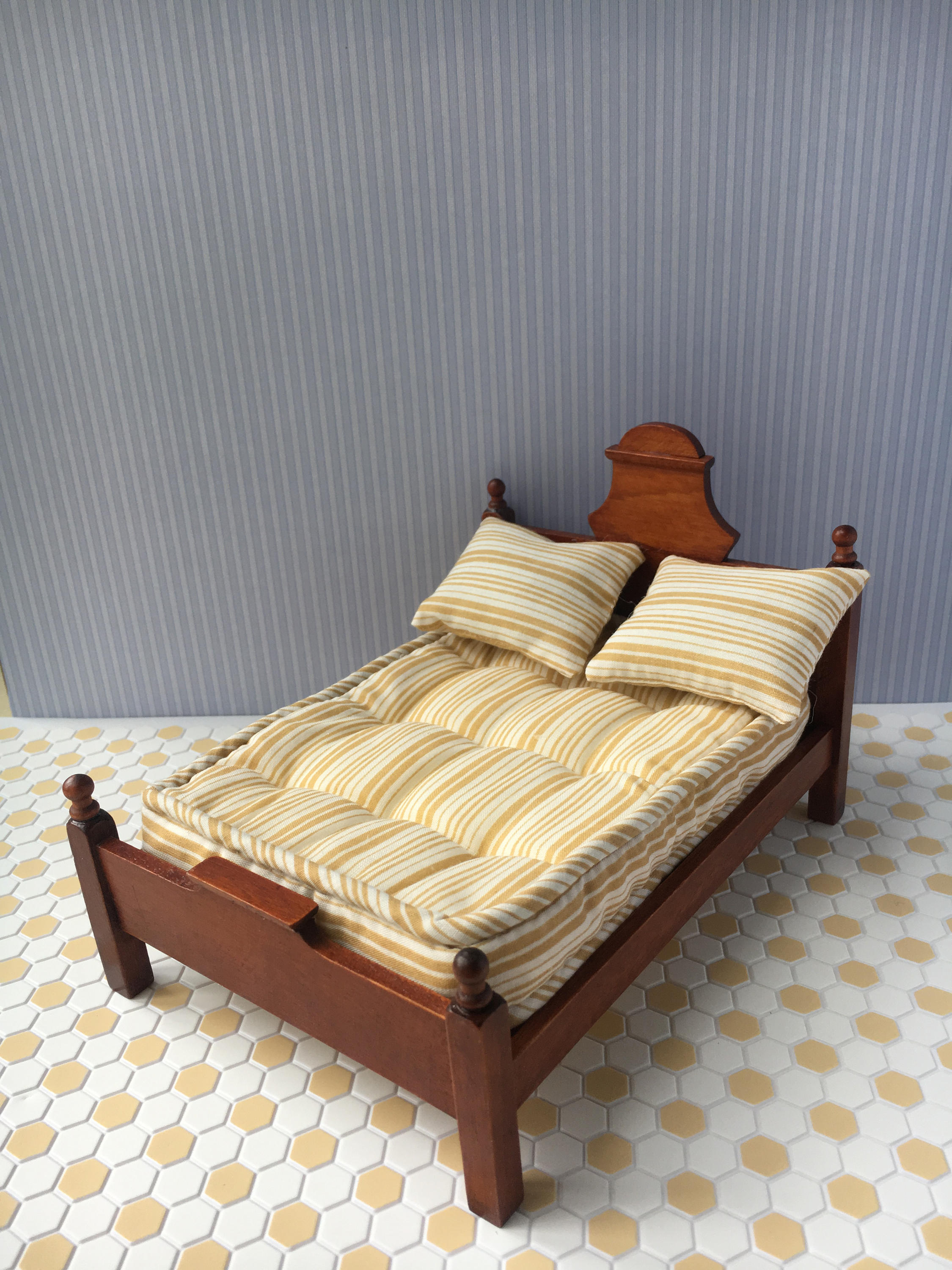 Für 1:12 Puppenstuben. Mit Matratze und Kissen lackiert Bett aus Holz natur 