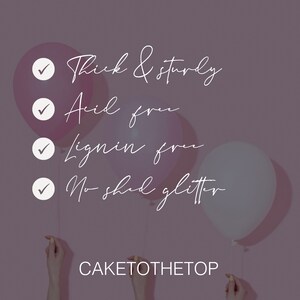 Puede incluir: Una lista de verificaci&oacute;n con cuatro elementos escritos en cursiva blanca sobre un fondo rosa. Los elementos son: Grueso y resistente, Libre de &aacute;cido, Libre de lignina, Brillo sin desprendimiento. El texto "CAKETOTHETOP" est&aacute; escrito en blanco en la parte inferior de la imagen.