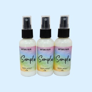 以下が含まれることがあります： 黒いスプレーキャップと「Butterfly Bliss Sample Body Spray 2 oz」と書かれたラベルが付いた透明なガラス瓶が3本です。