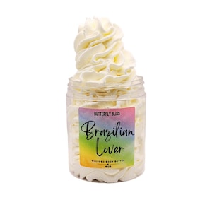 Peut inclure: Un pot en plastique transparent rempli de beurre corporel fouetté, surmonté d'un tourbillon de crème blanche. Le pot porte une étiquette avec le texte "Butterfly Bliss" et "Brazilian Lover" en écriture cursive. L'étiquette indique également "Whipped Body Butter" et "8 oz."