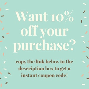 Peut inclure: Un fond bleu clair avec des confettis blancs et bruns. Le texte "Want 10% off your purchase?" est en blanc. Le texte "copy the link below in the description box to get a instant coupon code!" est en brun.