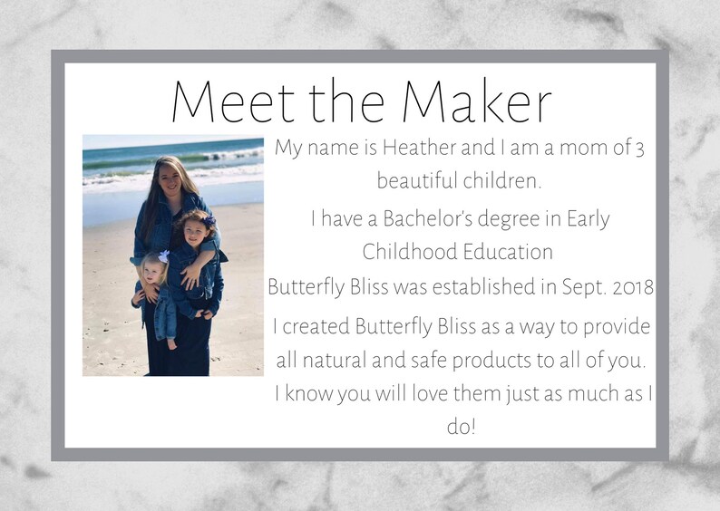 Puede incluir: Una mujer con dos ni&ntilde;os peque&ntilde;os en una playa. El texto dice "Meet the Maker" e incluye informaci&oacute;n sobre los antecedentes del fabricante y la creaci&oacute;n de Butterfly Bliss.