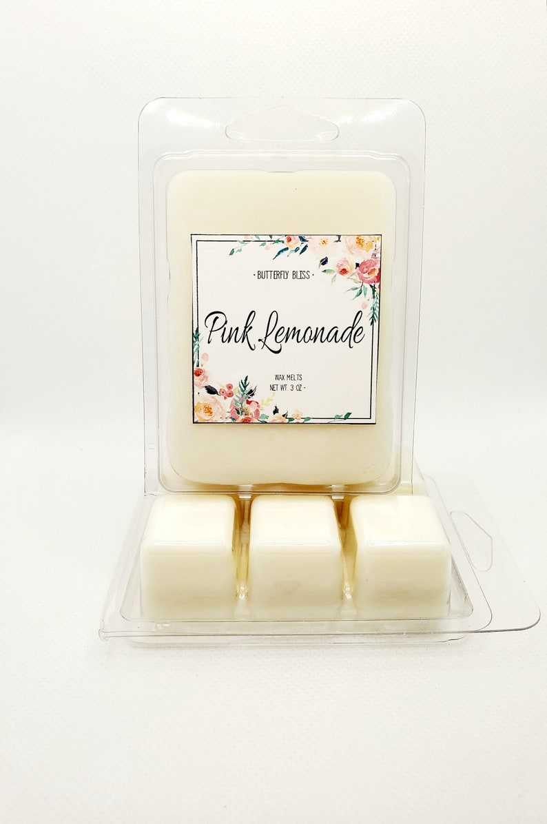 Puede incluir: Un paquete de pl&aacute;stico transparente de cera para fundir con una etiqueta de dise&ntilde;o floral que dice "Butterfly Bliss - Pink Lemonade - Wax Melts - Net Wt. 3 oz."
