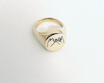 9 kt gold chevalier ring with custom engraving