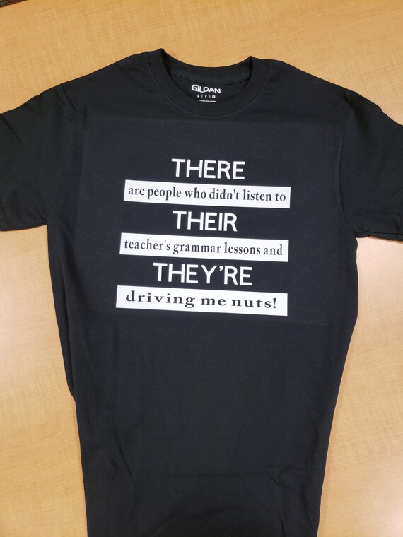 camiseta negra letras blancas