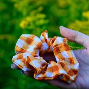 Chouchous faits main en coton orange Buffalo check