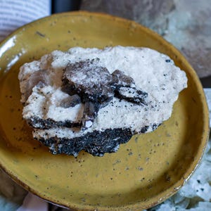 Cuarzo ahumado sobre feldespato microclinal con clorita / Ejemplar mineral clásico de Strzegom, Polonia