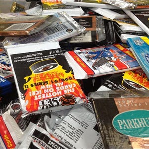 100 ongeopende hockeykaarten in pakken met vintage NHL-kaarten uit de jaren 90