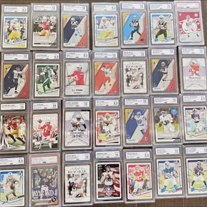 Pacotes quentes de futebol americano da NFL - lote de liquidação de imóveis, grandes estrelas novatas procuram por adesivos de automóveis, cartas classificadas como 1/1 e muito mais!