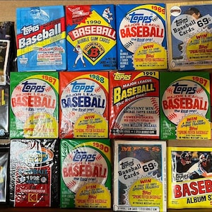 Más de 100 tarjetas de béisbol antiguas de la MLB sin abrir en paquetes. Más de 55 tarjetas en paquetes de finales de los 80 y principios de los 90. Lote de liquidación de venta de bienes.