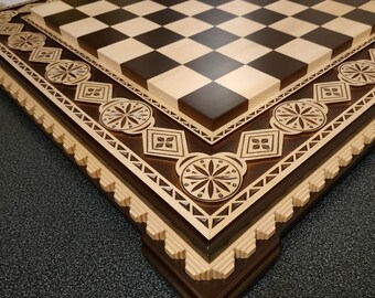 Tablero de ajedrez de madera de fresno hecho a mano: diseño tallado en luz real