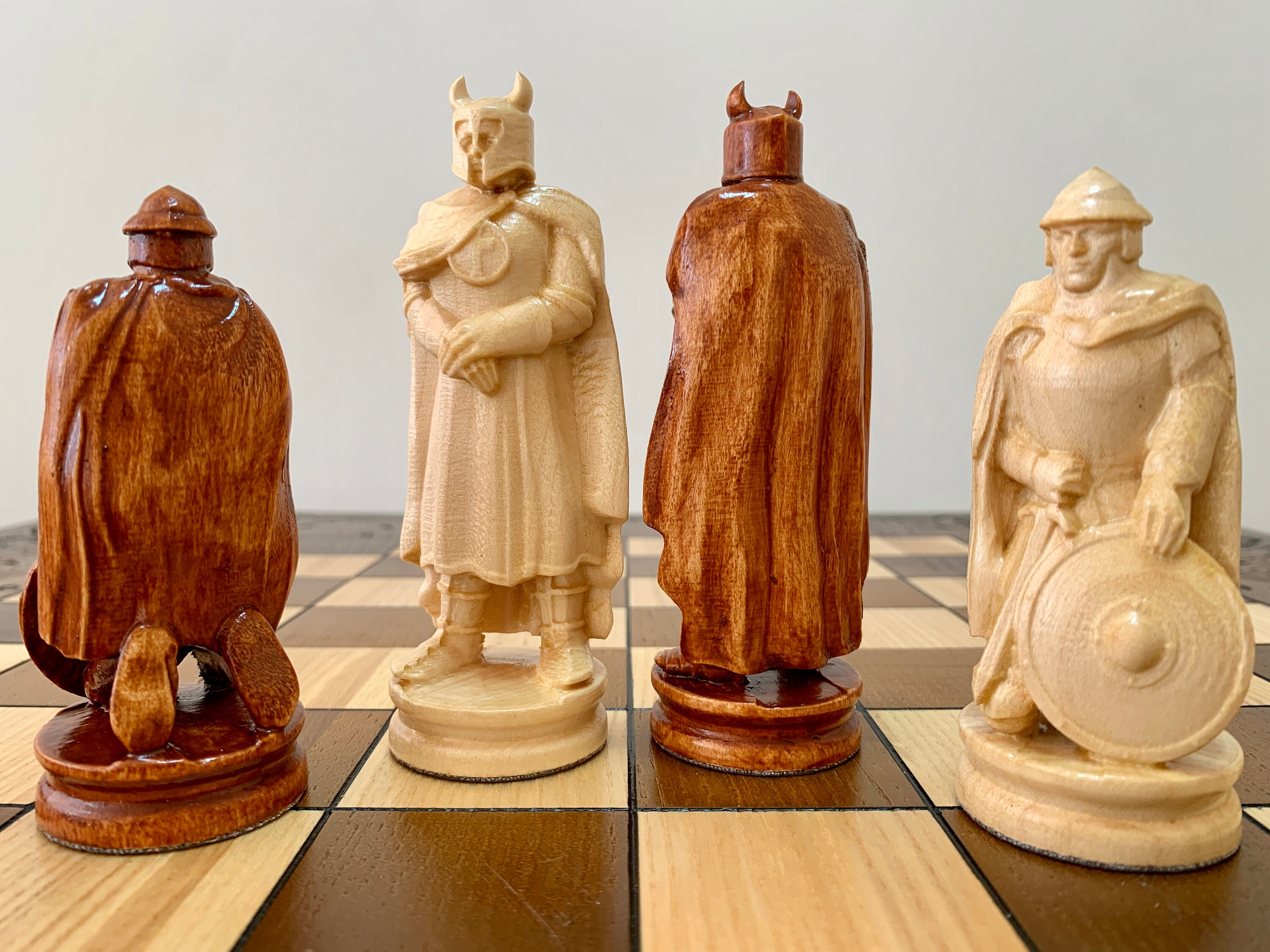 手作りの木製チェス駒：彫刻された騎士のデザイン - Etsy 日本
