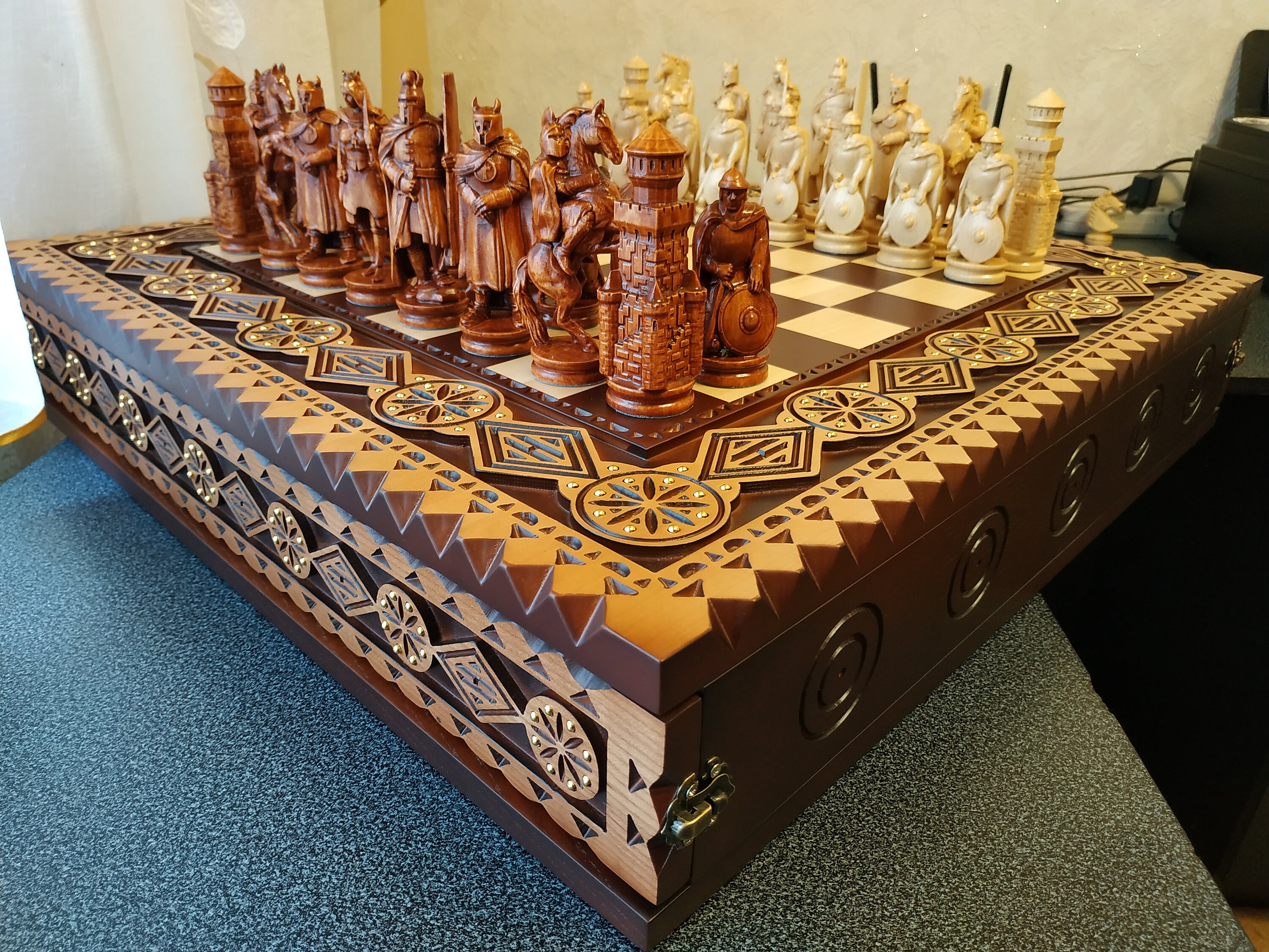 VAMSLOVE Large Unique Durable Modern Chess Set Wood