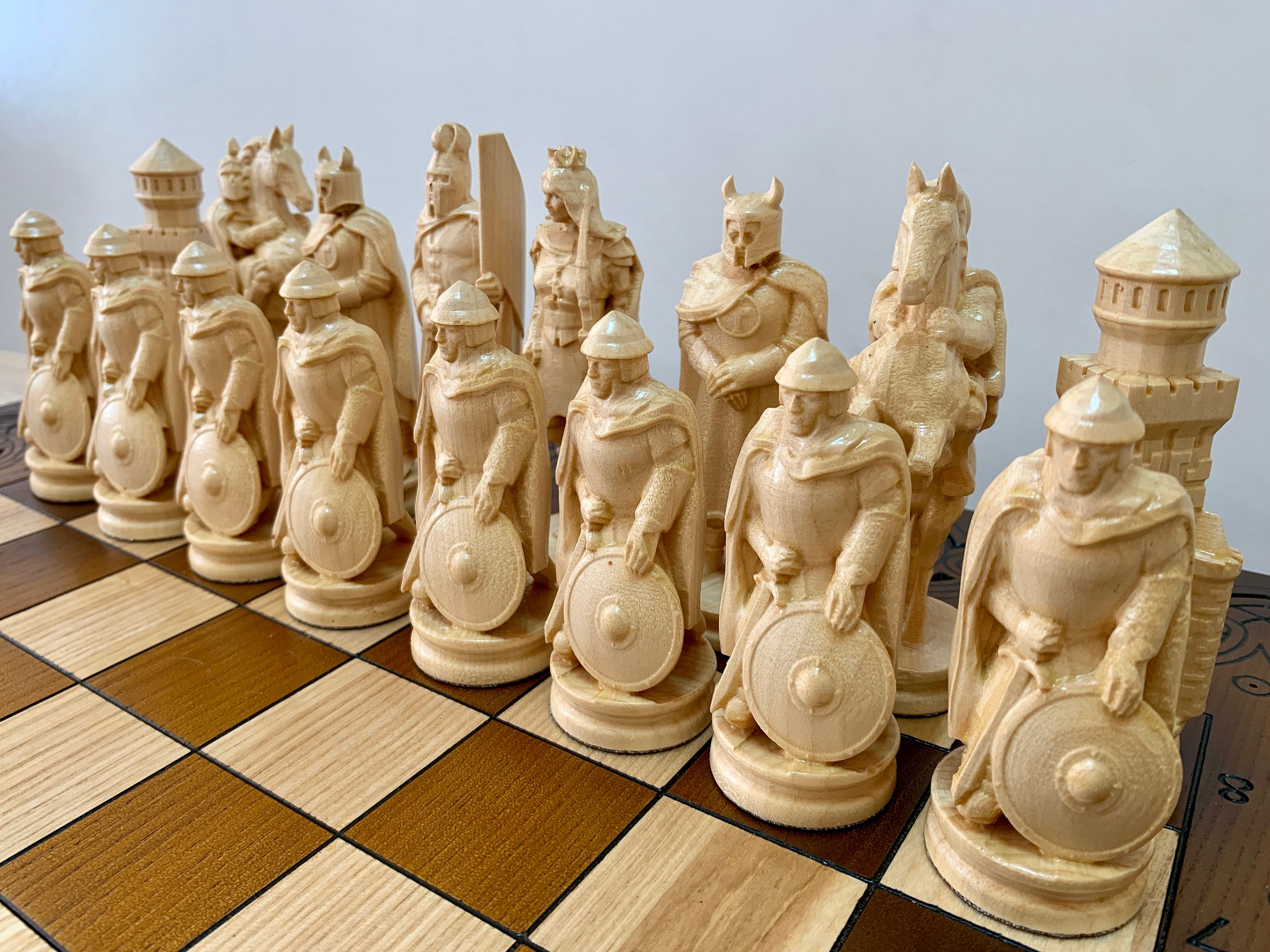 手作りの木製チェス駒：彫刻された騎士のデザイン - Etsy 日本