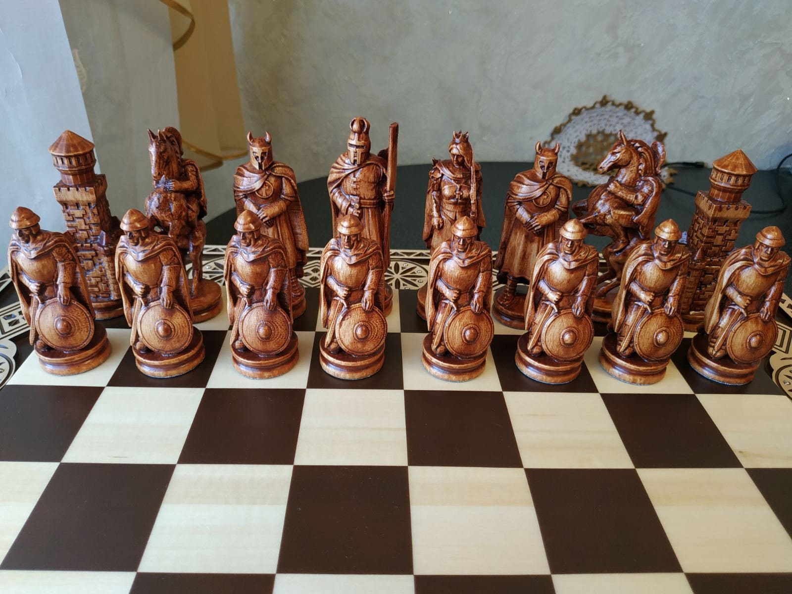 Set di scacchi in legno intagliato con 32 pezzi da viaggio Set di scacchi in legno intagliato con 32 pezzi da viaggio