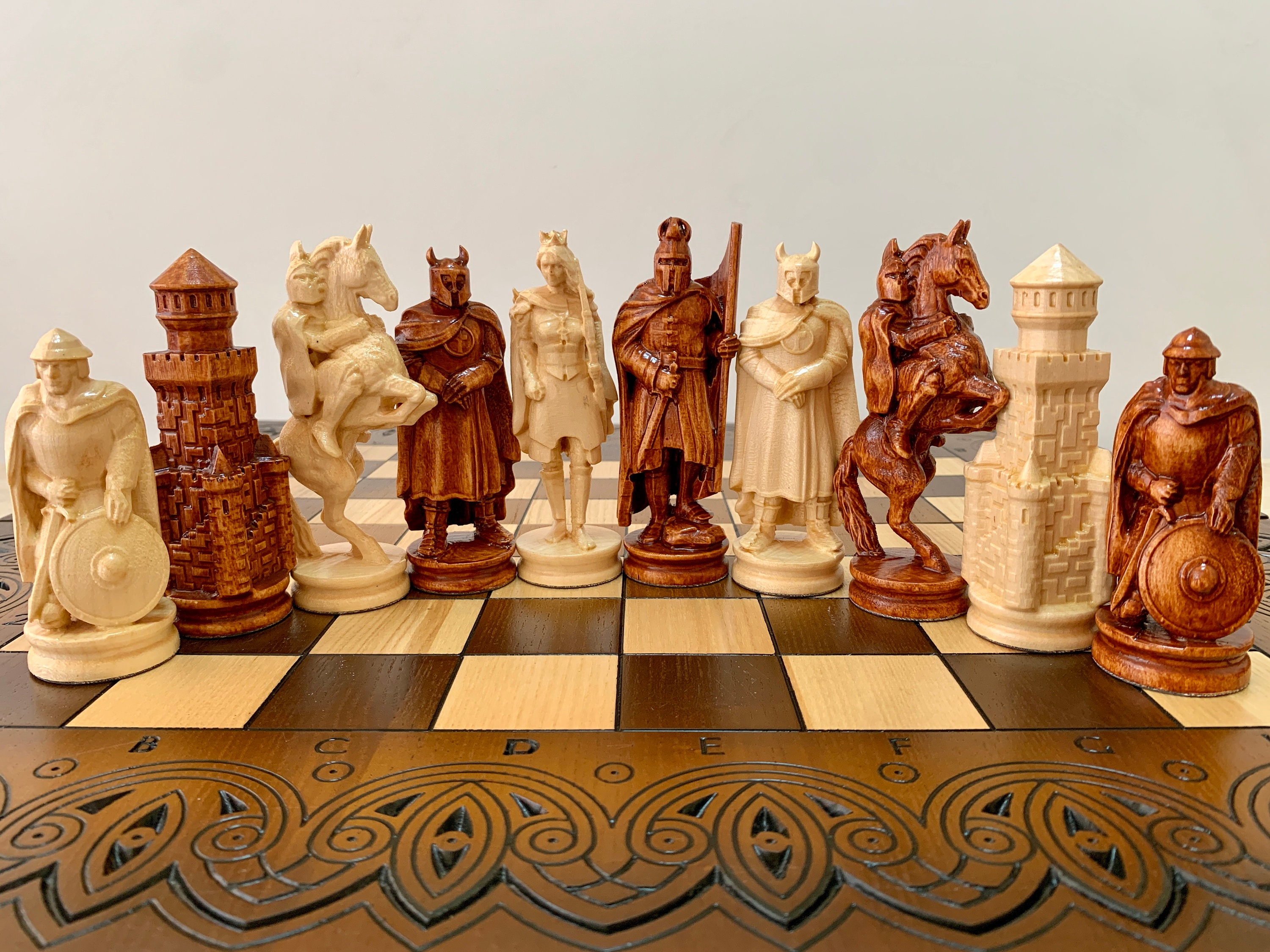 手作りの木製チェス駒：彫刻された騎士のデザイン - Etsy 日本