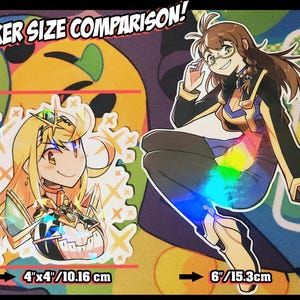 Może przedstawiać: Obraz por&oacute;wnujący rozmiary naklejek. Jedna naklejka ma wymiary 10,16 cm x 10,16 cm, przedstawiająca blond postać z anime. Druga ma 15,3 cm i przedstawia postać z brązowymi włosami i okularami. Tekst: "STICKER SIZE COMPARISON!"