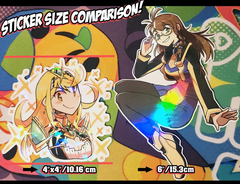 Może przedstawiać: Obraz por&oacute;wnujący rozmiary naklejek. Jedna naklejka ma wymiary 10,16 cm x 10,16 cm, przedstawiająca blond postać z anime. Druga ma 15,3 cm i przedstawia postać z brązowymi włosami i okularami. Tekst: "STICKER SIZE COMPARISON!"