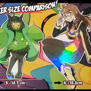 Może przedstawiać: Holograficzne naklejki z dwoma postaciami z anime. Jedna to zielone stworzenie o wysokości 12,7 cm, a druga to kobieta w okularach o wysokości 15,3 cm. U g&oacute;ry znajduje się napis "STICKER SIZE COMPARISON!".