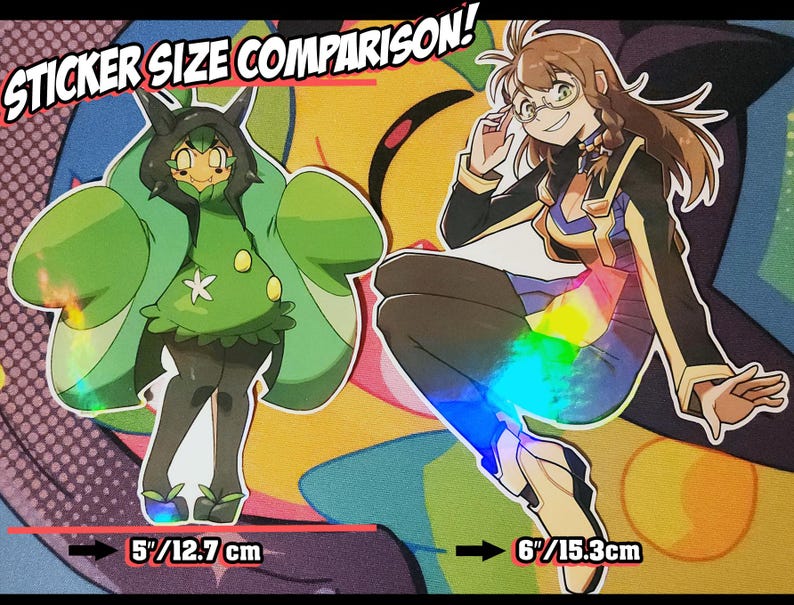 Może przedstawiać: Holograficzne naklejki z dwoma postaciami z anime. Jedna to zielone stworzenie o wysokości 12,7 cm, a druga to kobieta w okularach o wysokości 15,3 cm. U g&oacute;ry znajduje się napis "STICKER SIZE COMPARISON!".