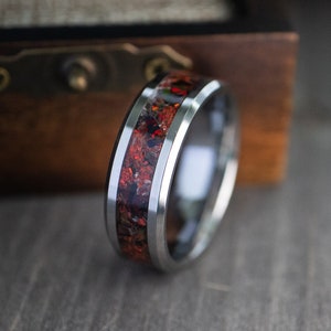 Alliance en tungstène opale noire, bague incrustée d&#39;opale rouge, alliance de 8 mm, cadeau d&#39;anniversaire, bague de fiançailles en tungstène, cadeau pour lui