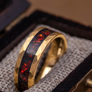 Alliance or tungstène rouge opale, bague tungstène or jaune martelé, alliance noir et or pour homme, bague tungstène 8 mm pour lui, or jaune