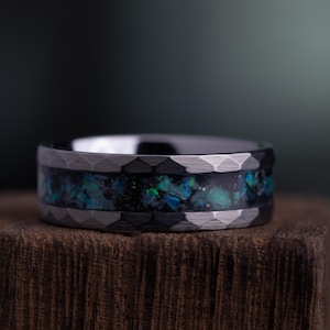 Gehämmerter Wolframcarbid Ehering, Dunkelgrüner Opal Jahrestagsring Für Männer, Handgemachter Ring, Glow In The Dark Ehering, Geschenk Für Ihn