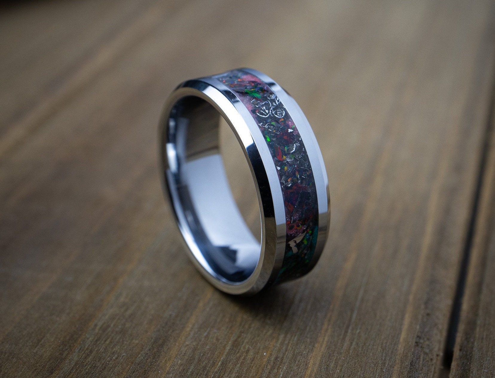 Wolfraammeteoriet trouwring, authentieke Gibeon Meteorietring, Glow In The Dark wolfraamcarbide ring, rode opaalring, jubileumcadeau